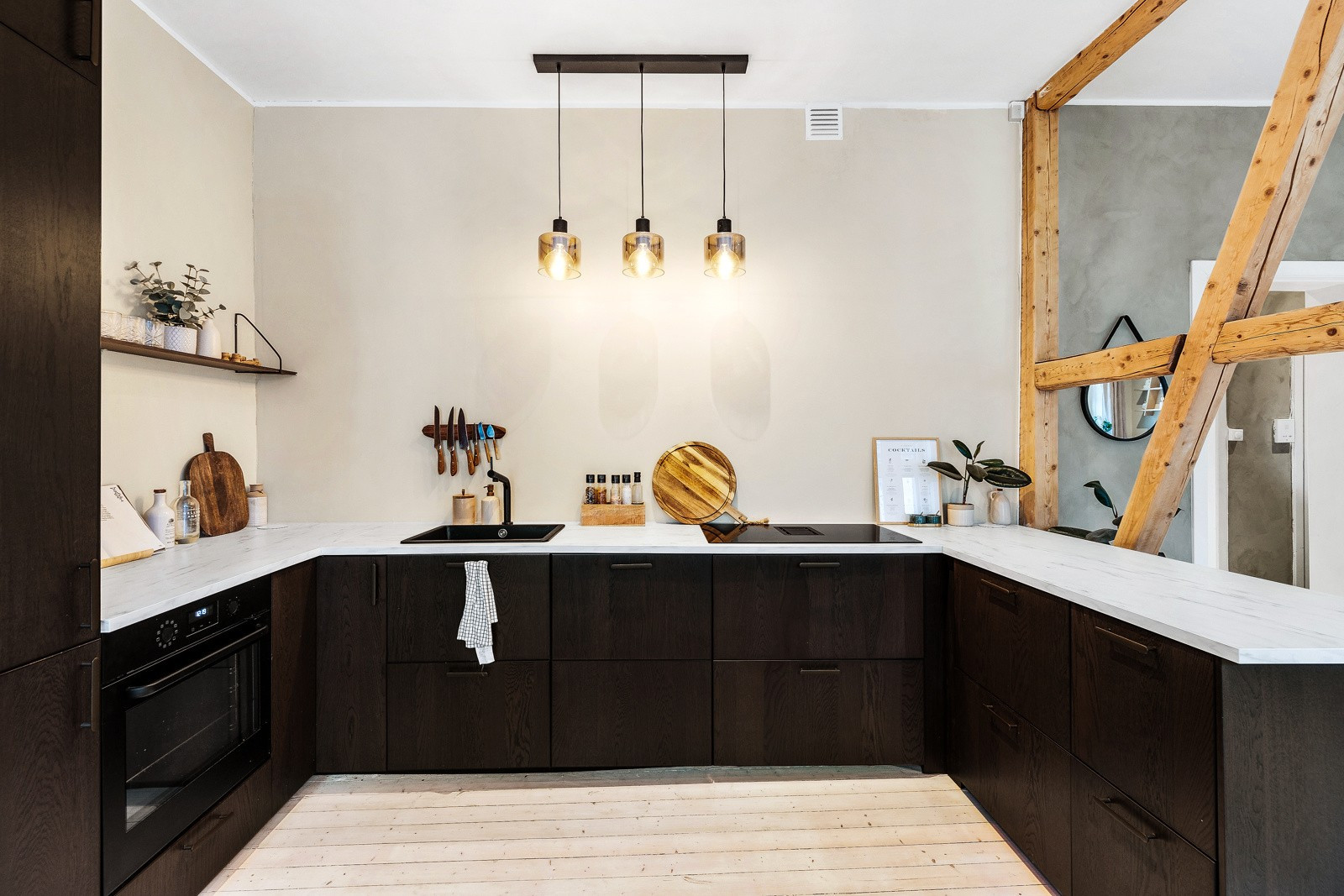cuisine noire avec poutres anciennes décoration scandinave cuisine noire avec poutres anciennes décoration scandinave