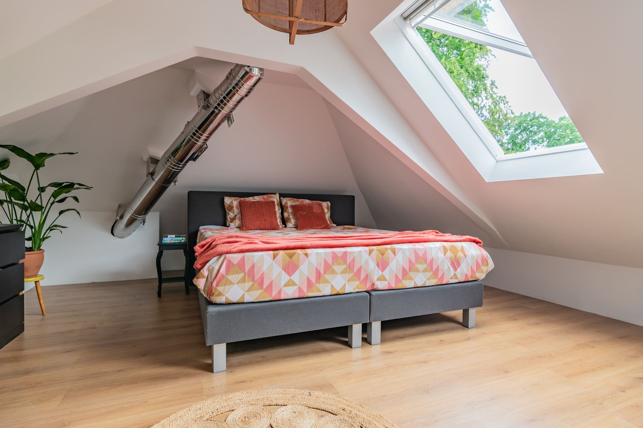 chambre mansardée avec velux décoration contemporaine chambre mansardée avec velux décoration contemporaine