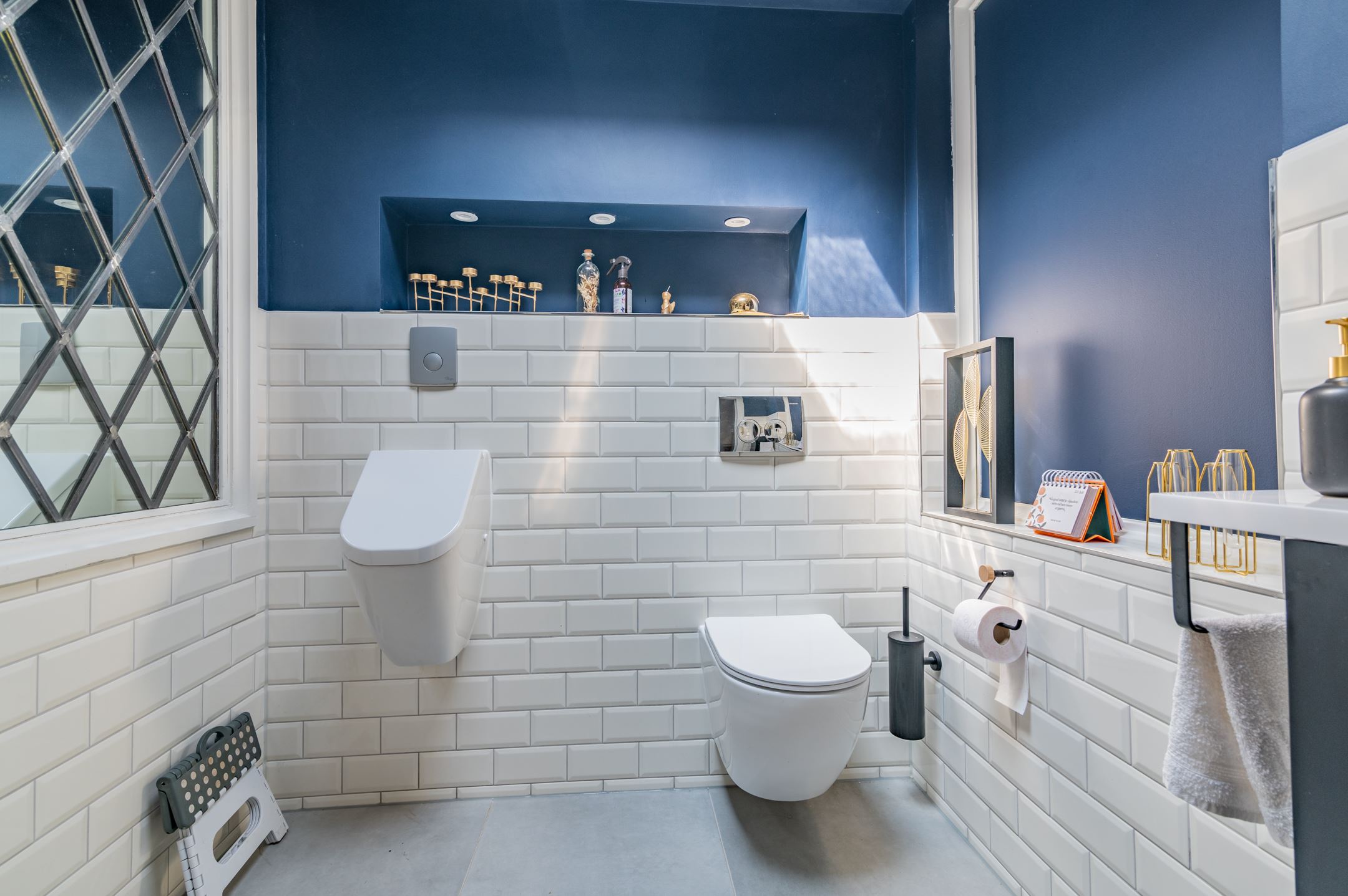 salle de bain bleue et blanche avec urinoir décoration contemporaine salle de bain bleue et blanche avec urinoir décoration contemporaine