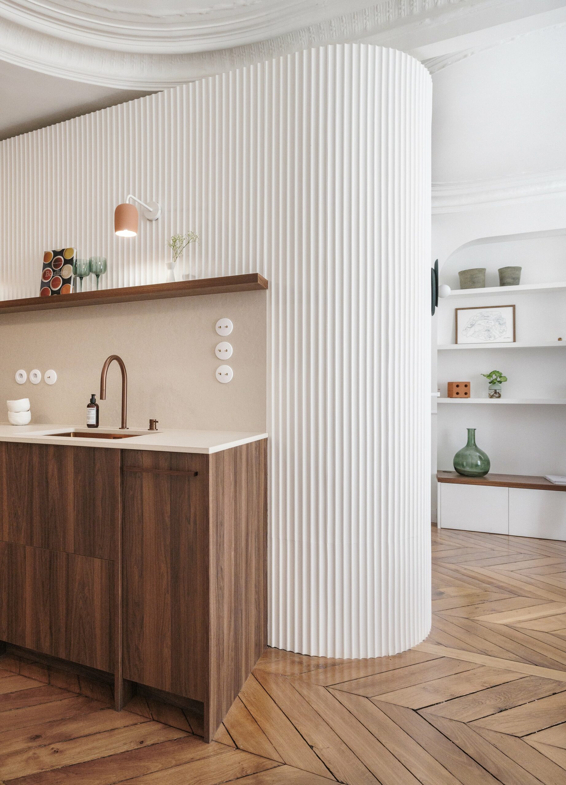 cuisine design bois appartement rénové cuisine design bois appartement rénové