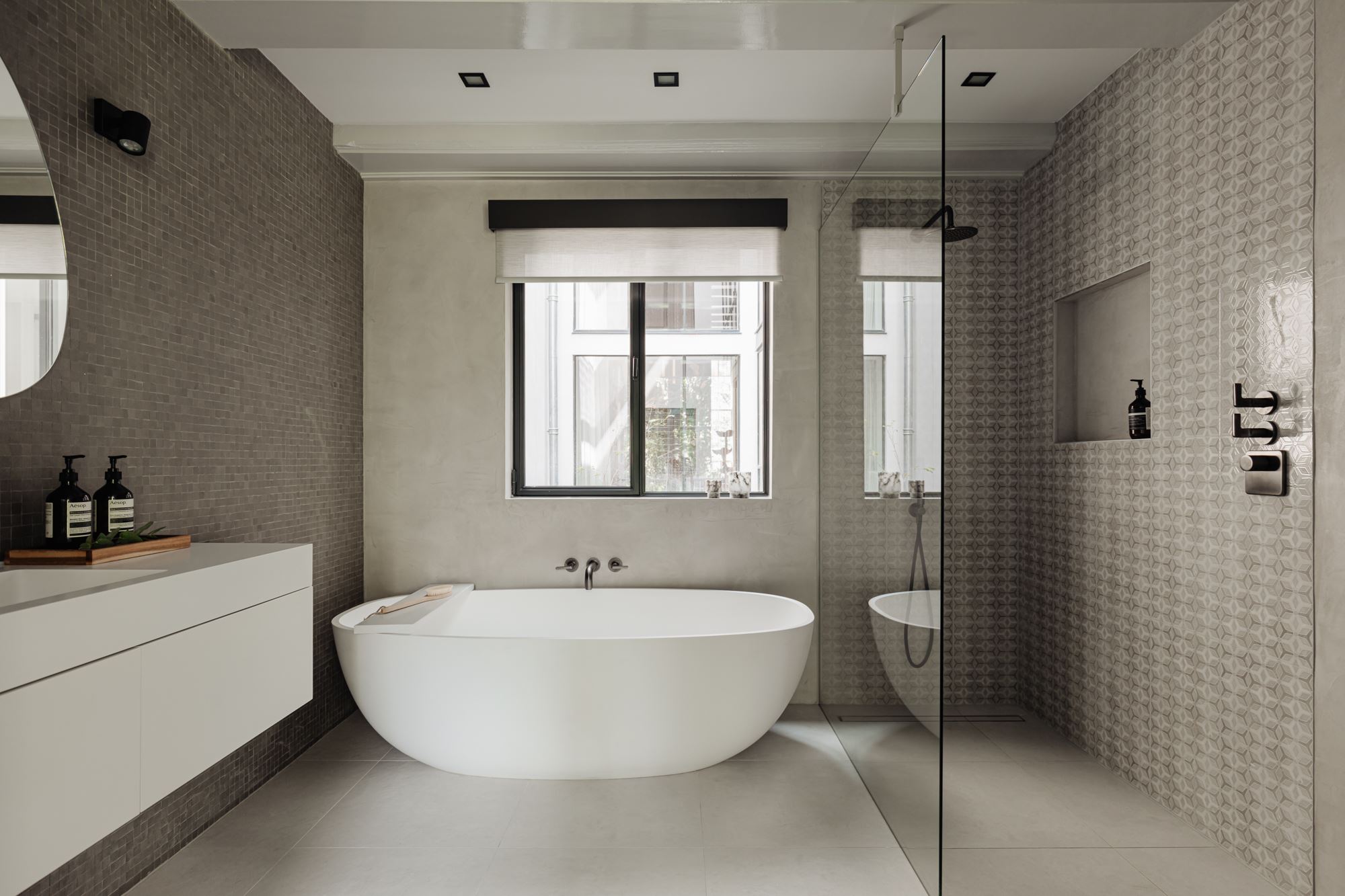salle de bain avec baignoire îlot design