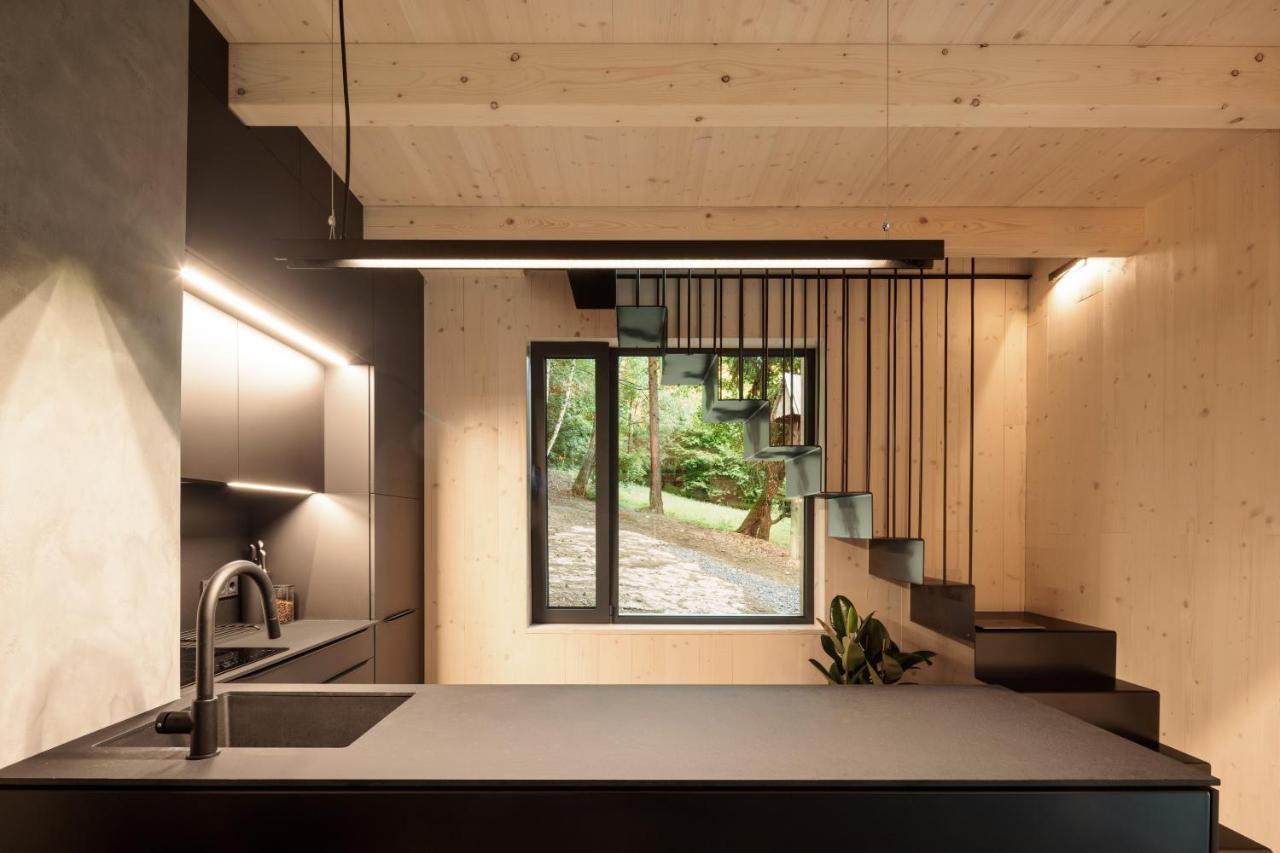 cuisine noire design maison en bois Hytta