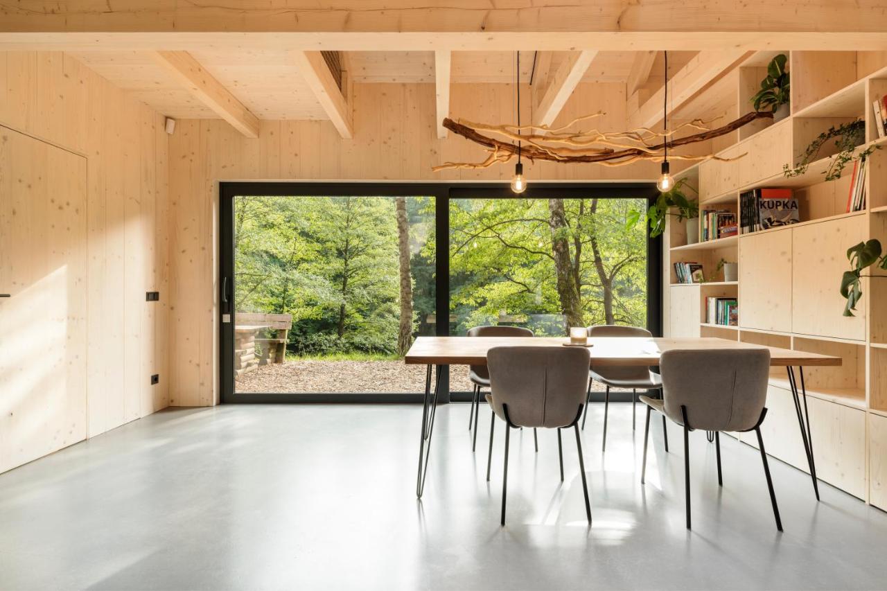 salle à manger minimaliste avec baie vitrée