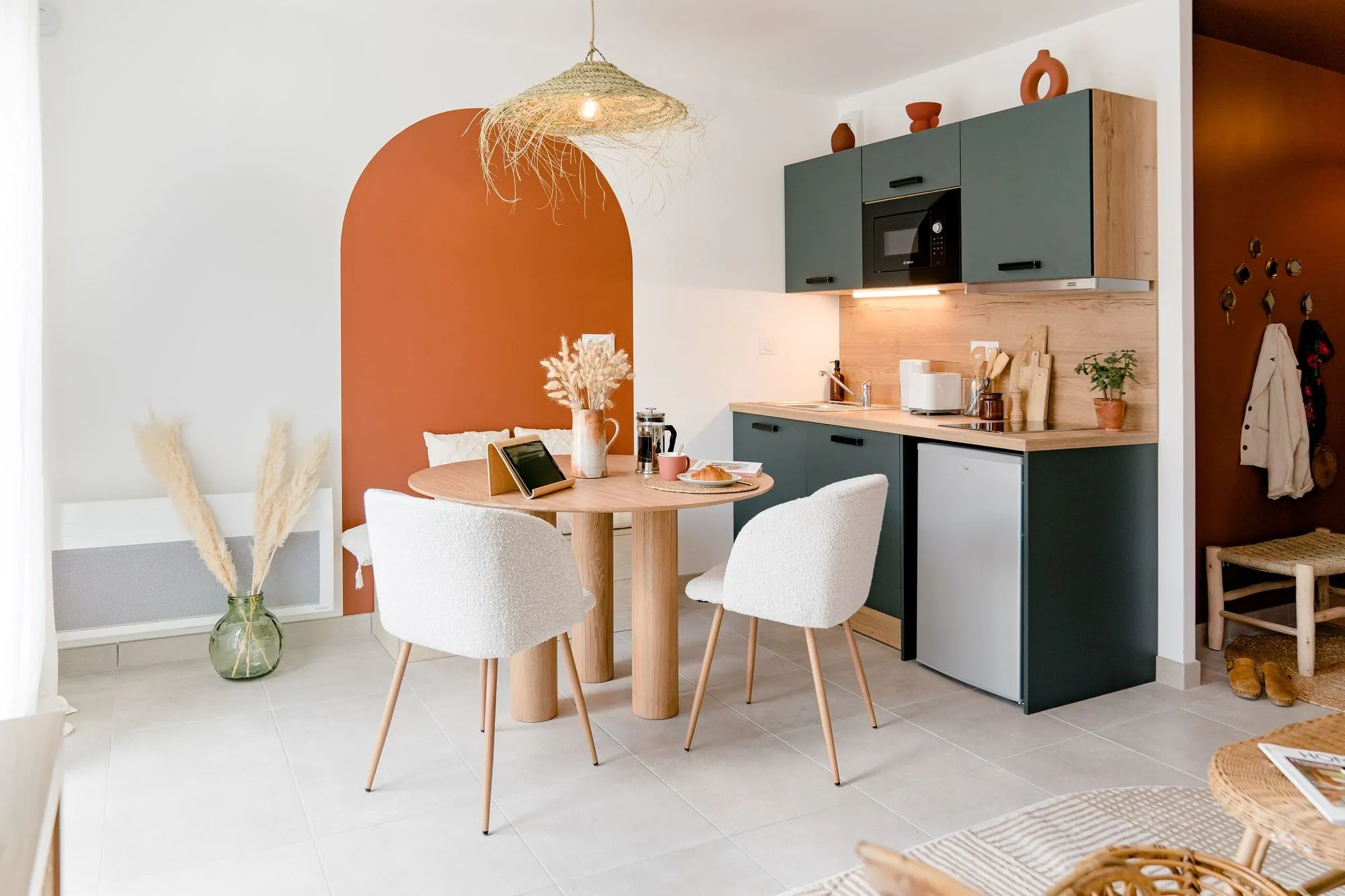 cuisine verte et terracotta studio 28m2