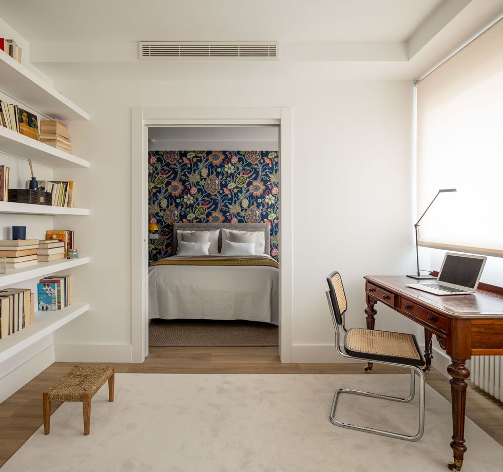 chambre avec papier-peint bleu chambre avec papier-peint bleu