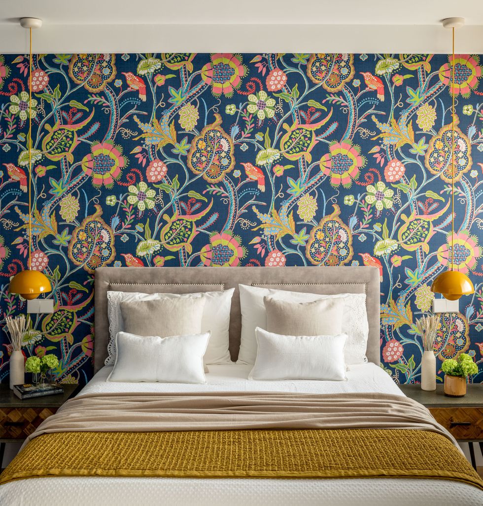 chambre avec papier-peint bleu fleuri chambre avec papier-peint bleu fleuri