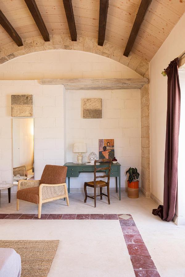 salon avec plafond voûté maison en pierres Pouilles salon avec plafond voûté maison en pierres Pouilles