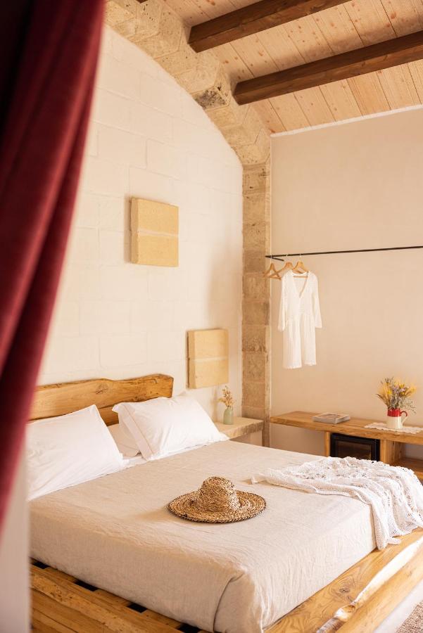 chambre avec plafond voûté et poutres maison en pierres Pouilles chambre avec plafond voûté et poutres maison en pierres Pouilles