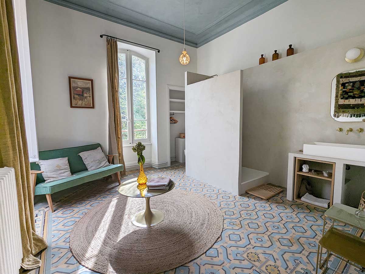 salle de bain sol carreaux de ciment décoration vintage maison Provence