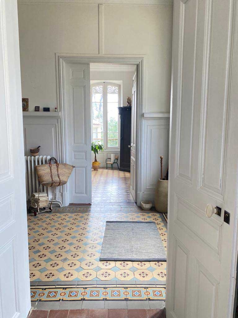 entrée sol carreaux de ciment anciens maison Provence