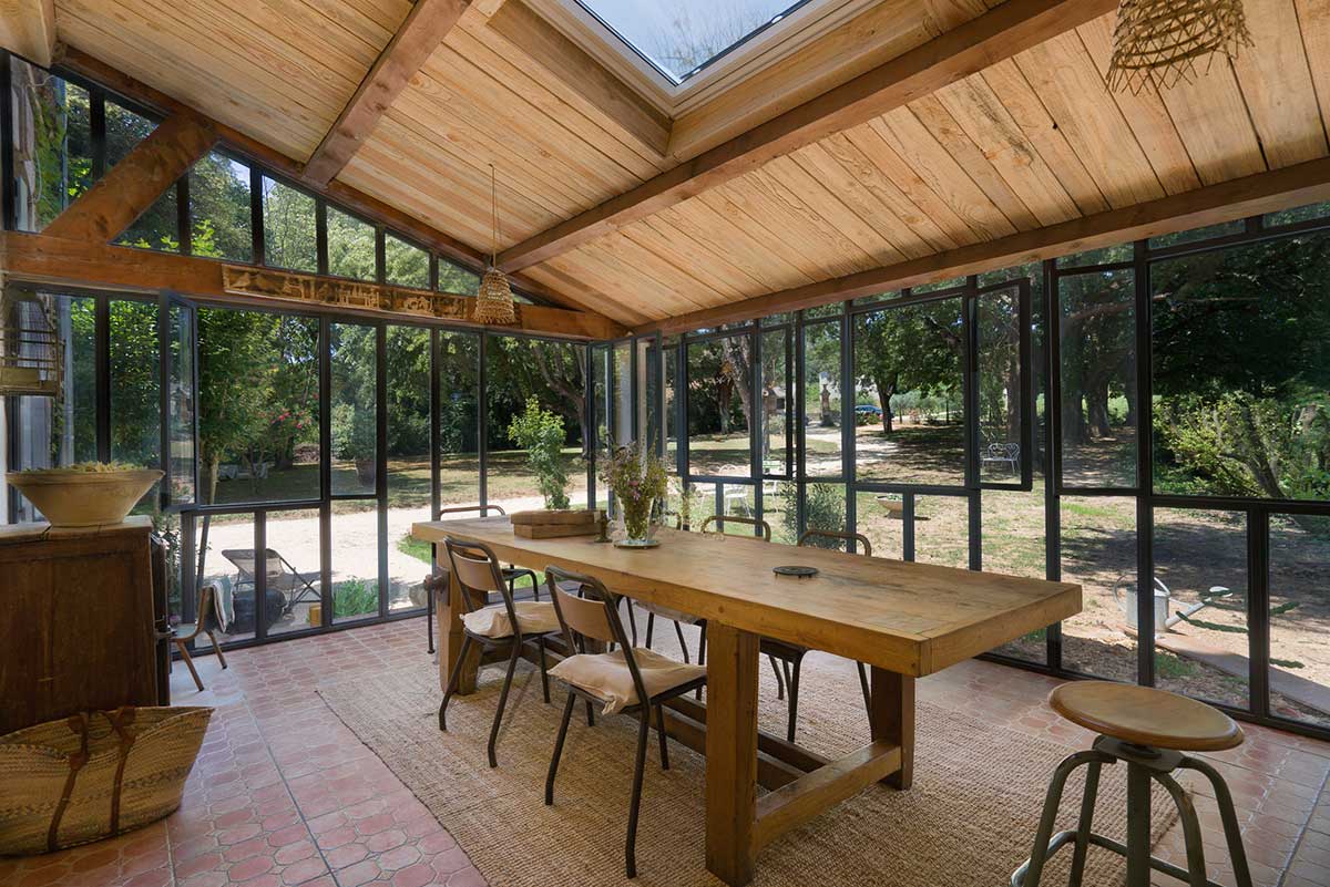 salle à manger dans jardin d'hiver 
