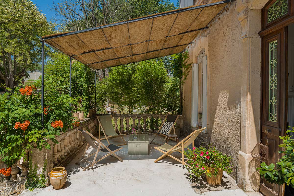 terrasse avec pergola acier et cannisses maison Provence