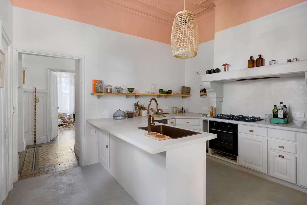 cuisine blanche plafond terracotta