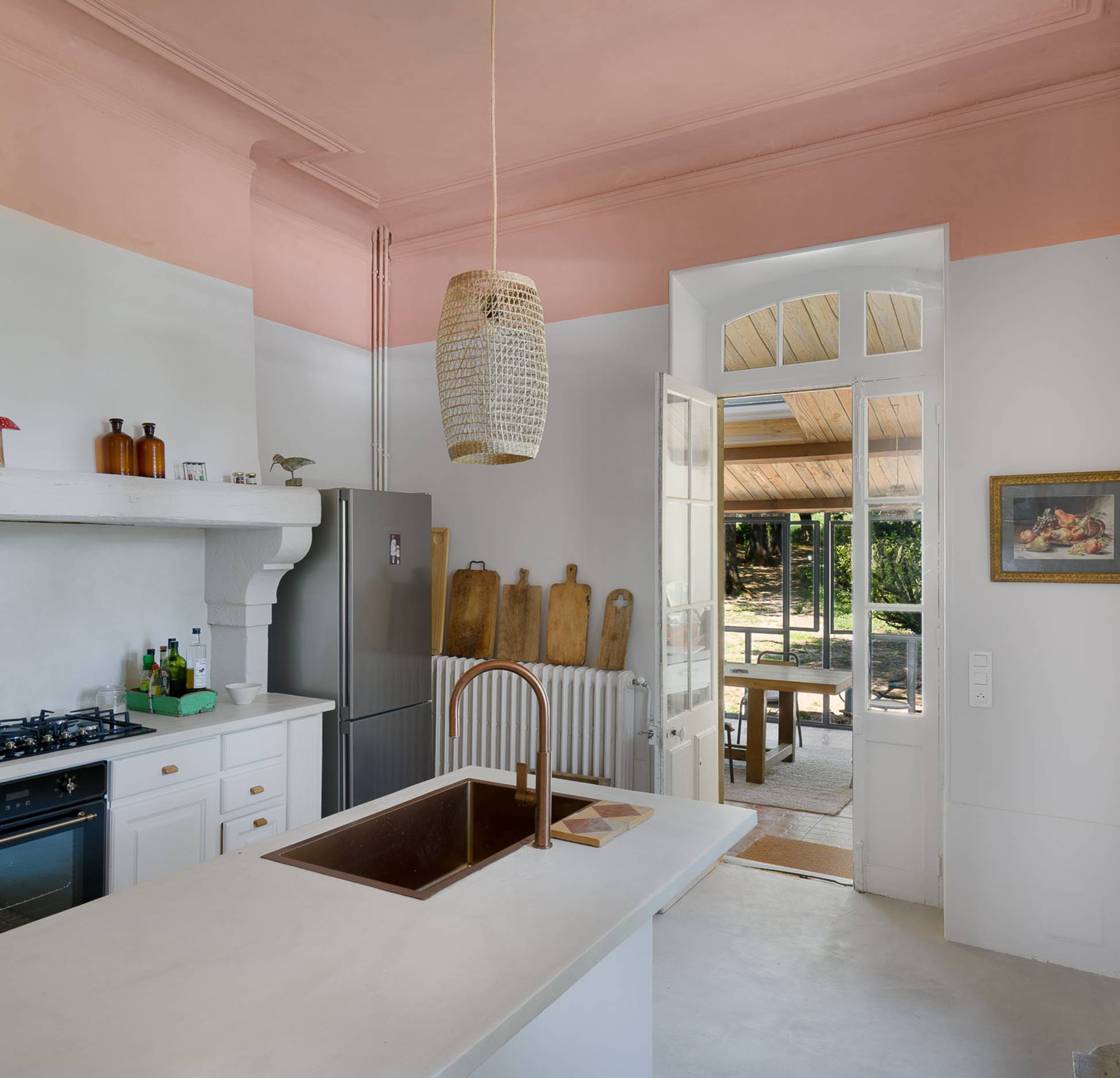 cuisine blanche plafond terracotta