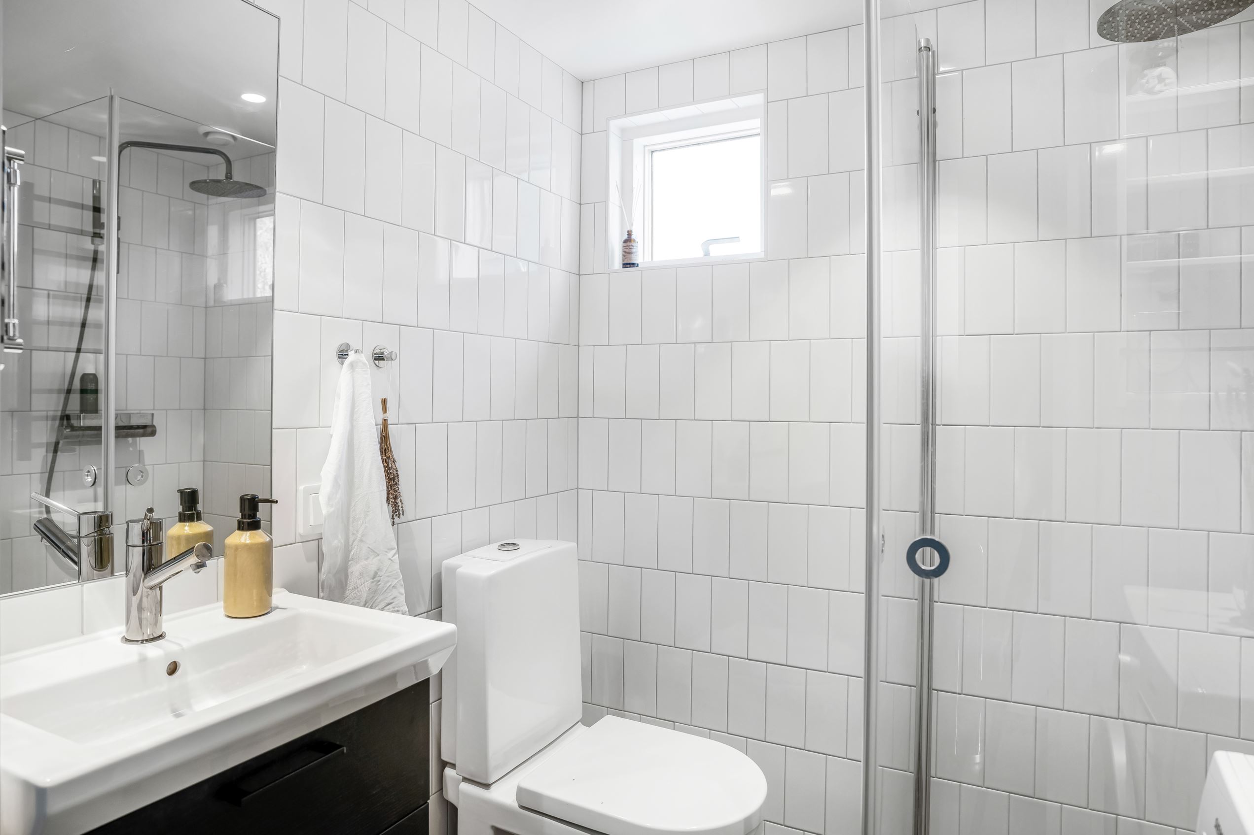 salle d'eau carrelage blanc