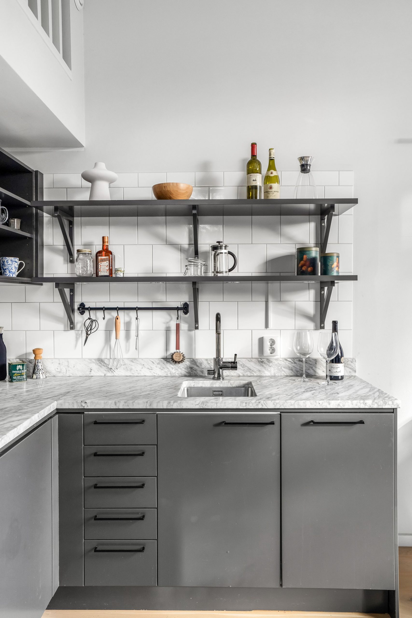 cuisine design noire et marbre