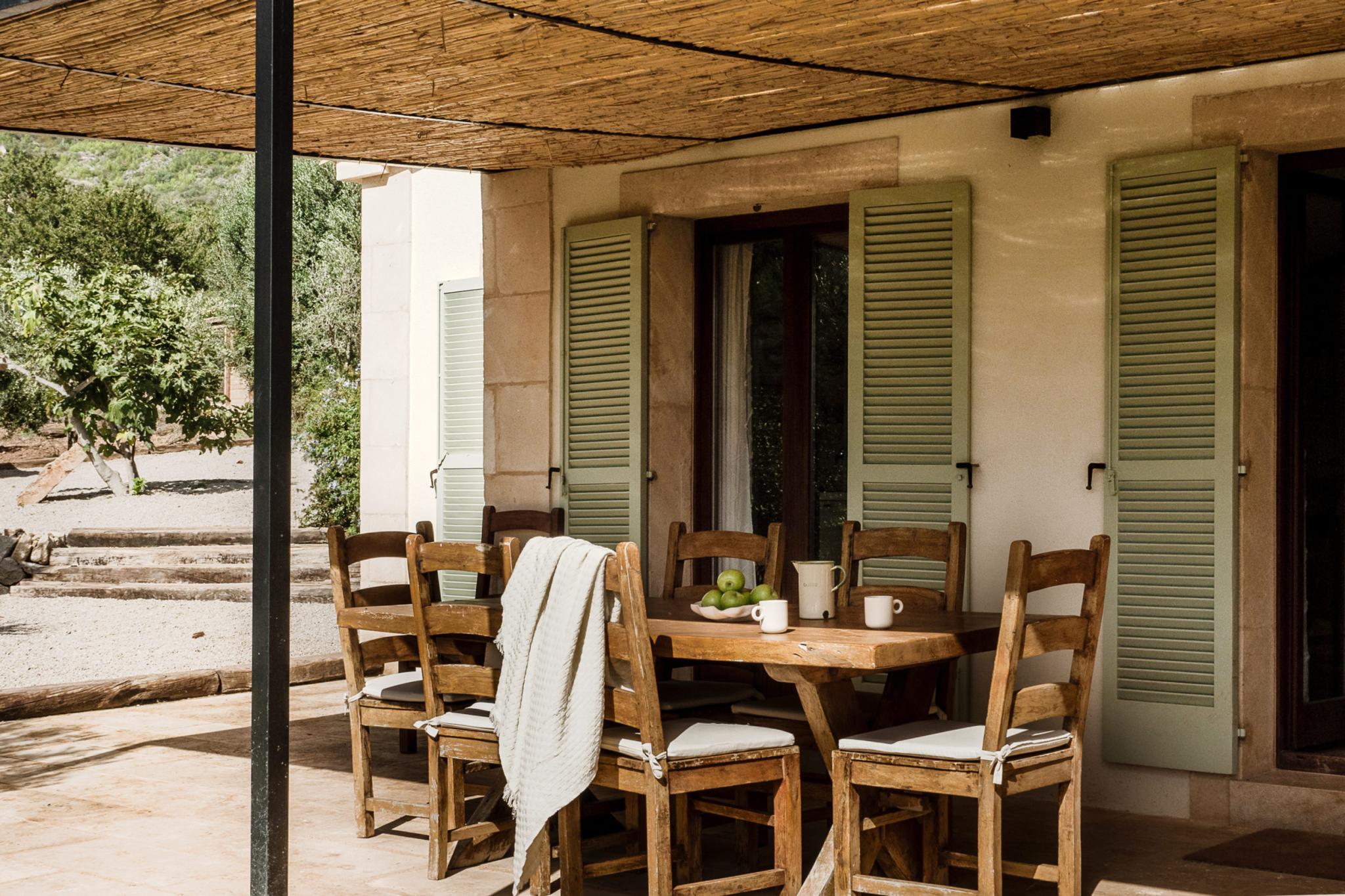 terrasse avec pergola et canisses maison en pierres terrasse avec pergola et canisses maison en pierres