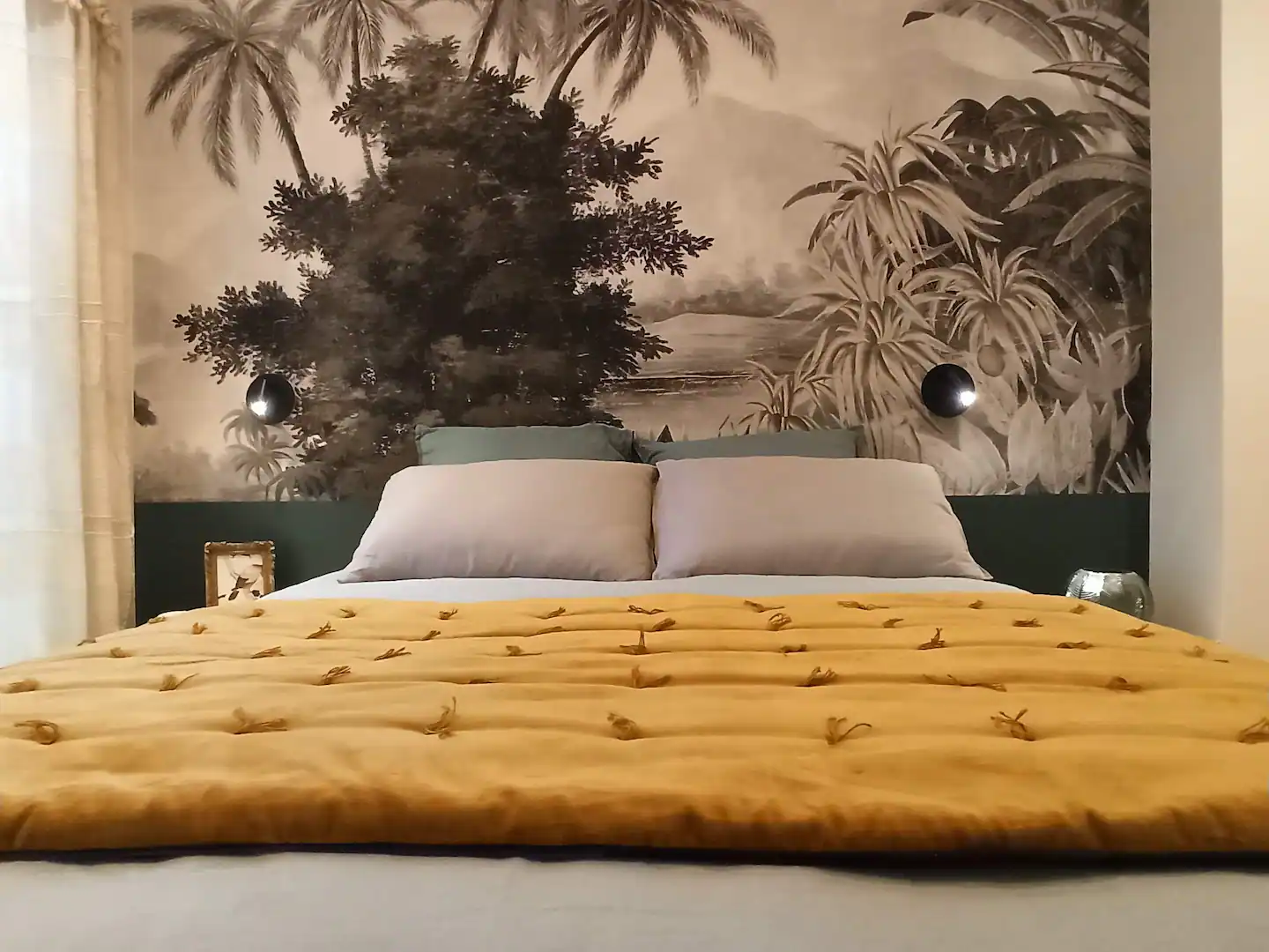 chambre verte et jaune avec papier-peint panoramique chambre verte et jaune avec papier-peint panoramique