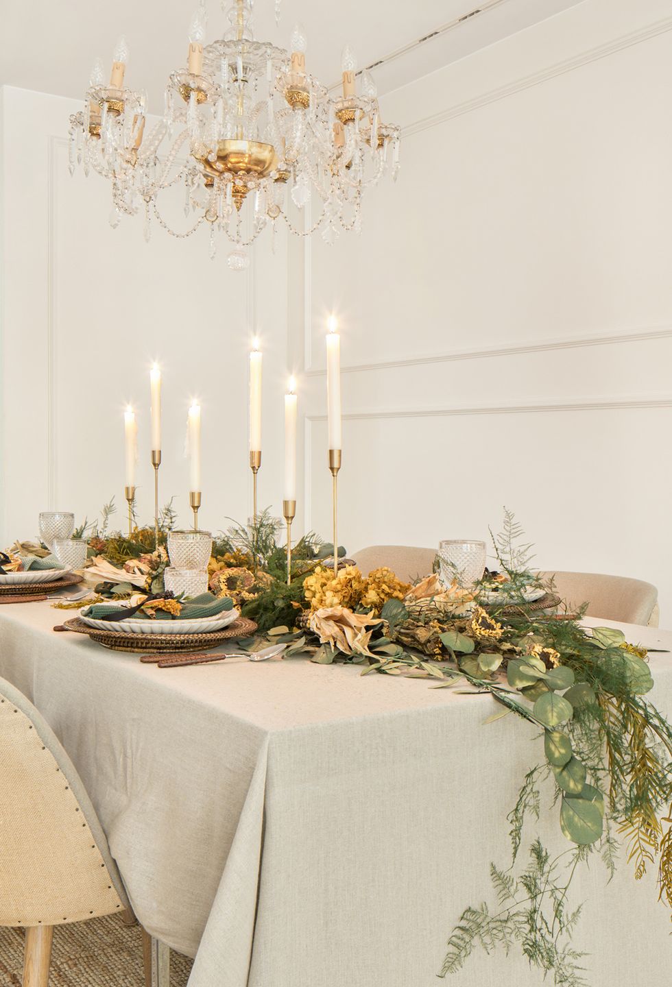salle à manger avec décoration Noël chic et classique salle à manger avec décoration Noël chic et classique