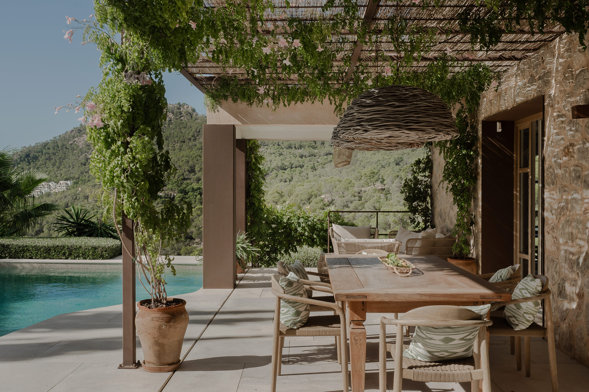 terrasse avec pergola métal maison méditerranéenne avec piscine terrasse avec pergola métal maison méditerranéenne avec piscine