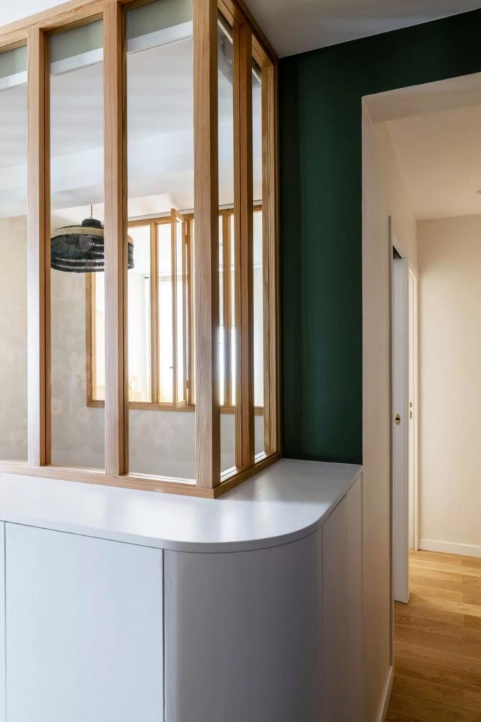 entrée avec verrière bois appartement Paris rénové entrée avec verrière bois appartement Paris rénové