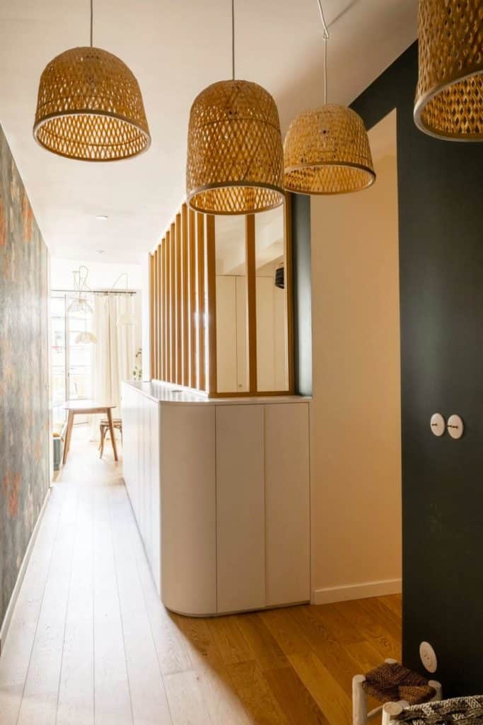 entrée avec verrière bois appartement Paris rénové entrée avec verrière bois appartement Paris rénové