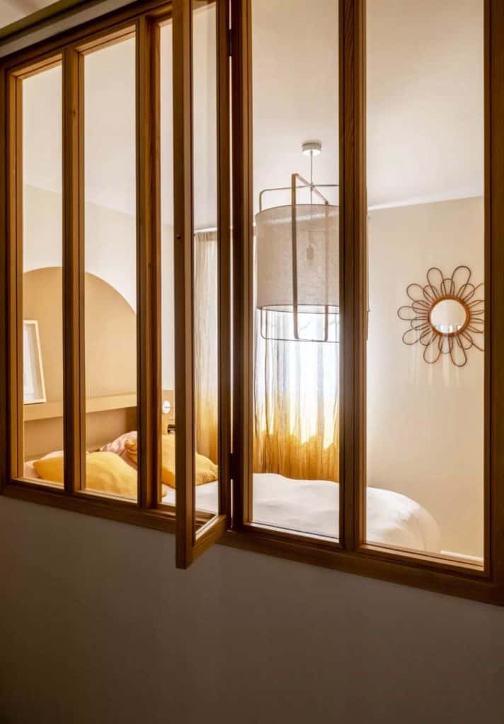 chambre en second jour avec verrière bois appartement Paris rénové chambre en second jour avec verrière bois appartement Paris rénové