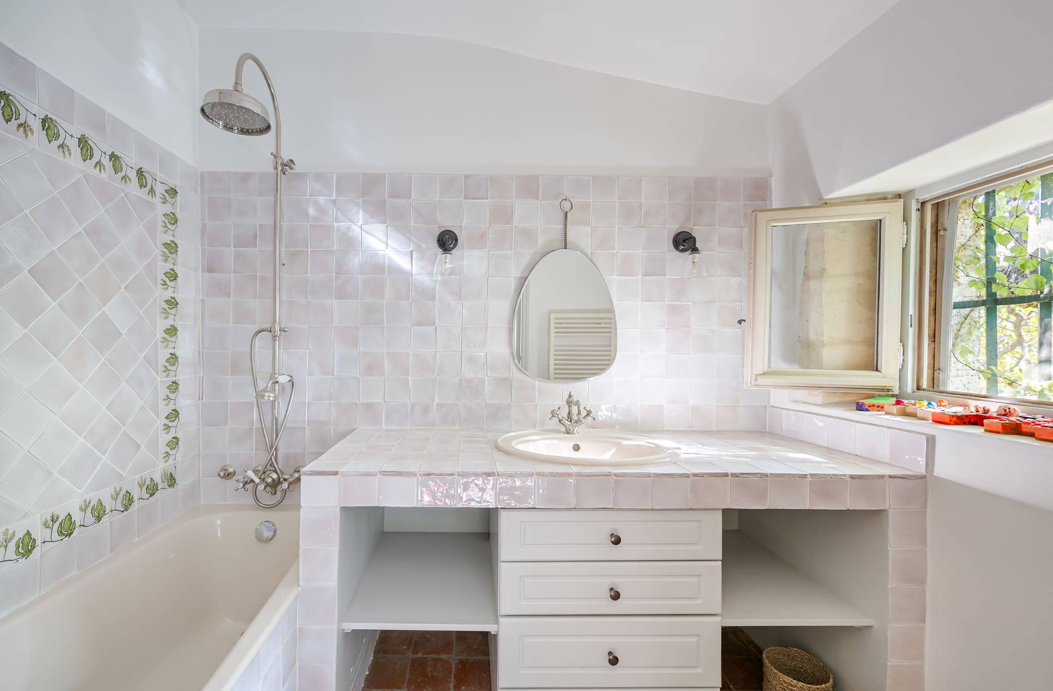salle de bain avec zelliges blanches maison en Provence salle de bain avec zelliges blanches maison en Provence