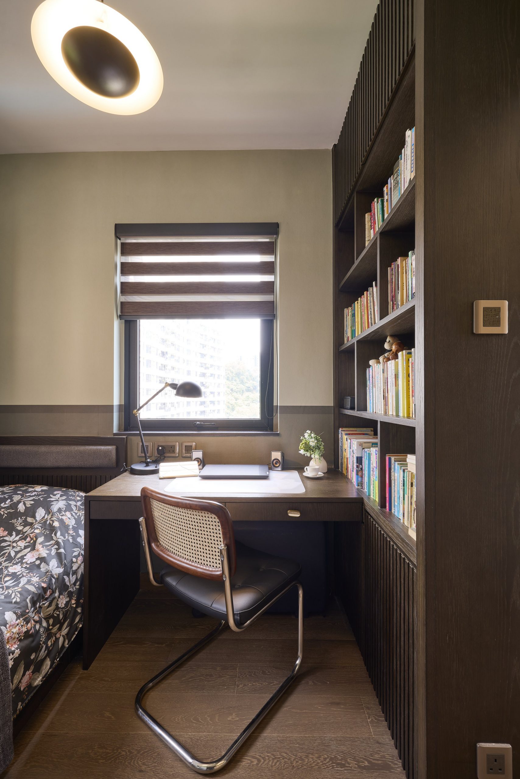 espace bureau dans chambre décoration contemporaine