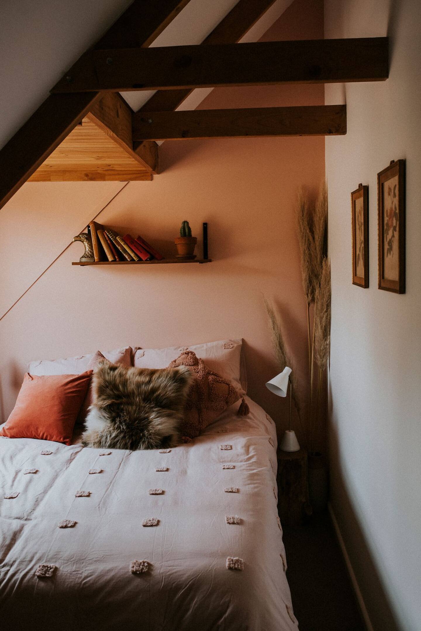 petite chambre mansarée avec poutres petite chambre mansarée avec poutres