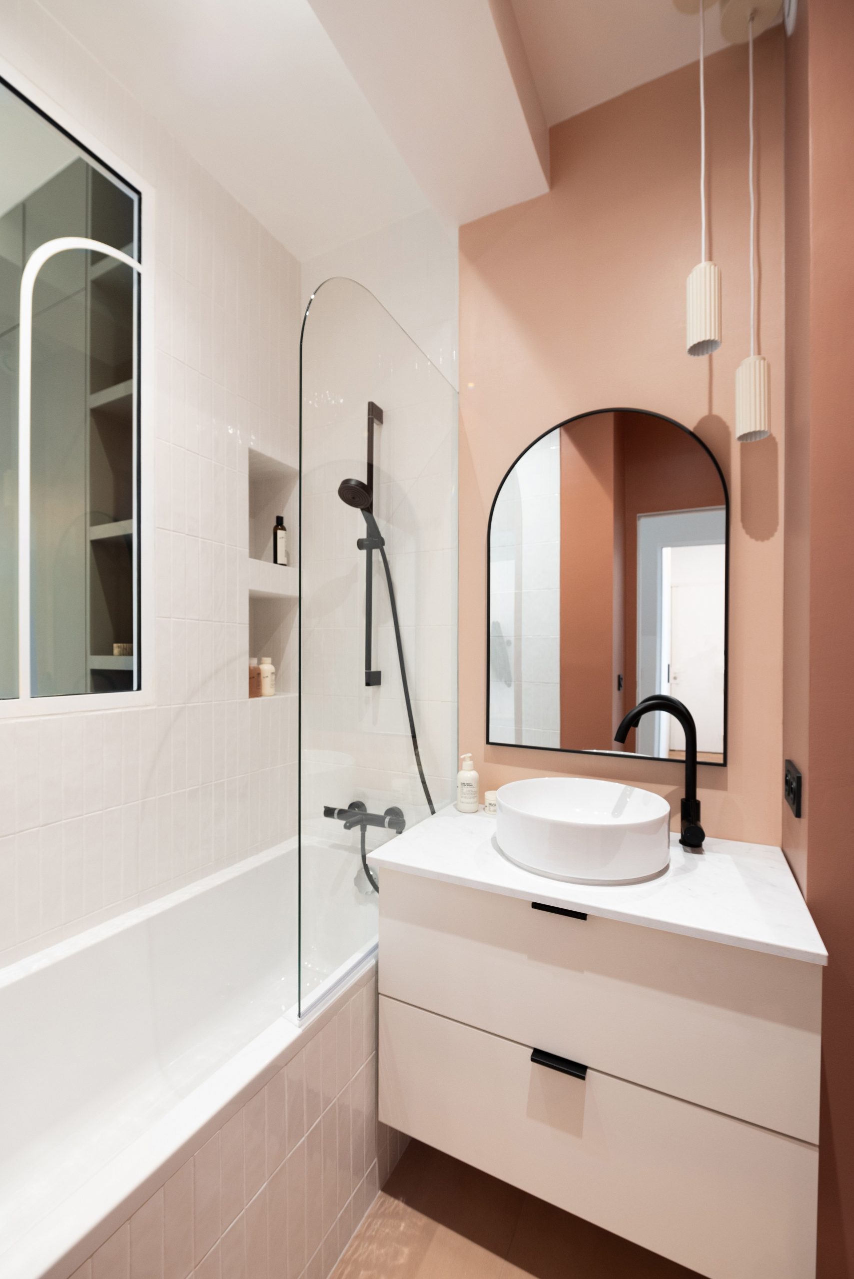 salle de bain avec verrière décoration terracotta appartement 45m2 Paris