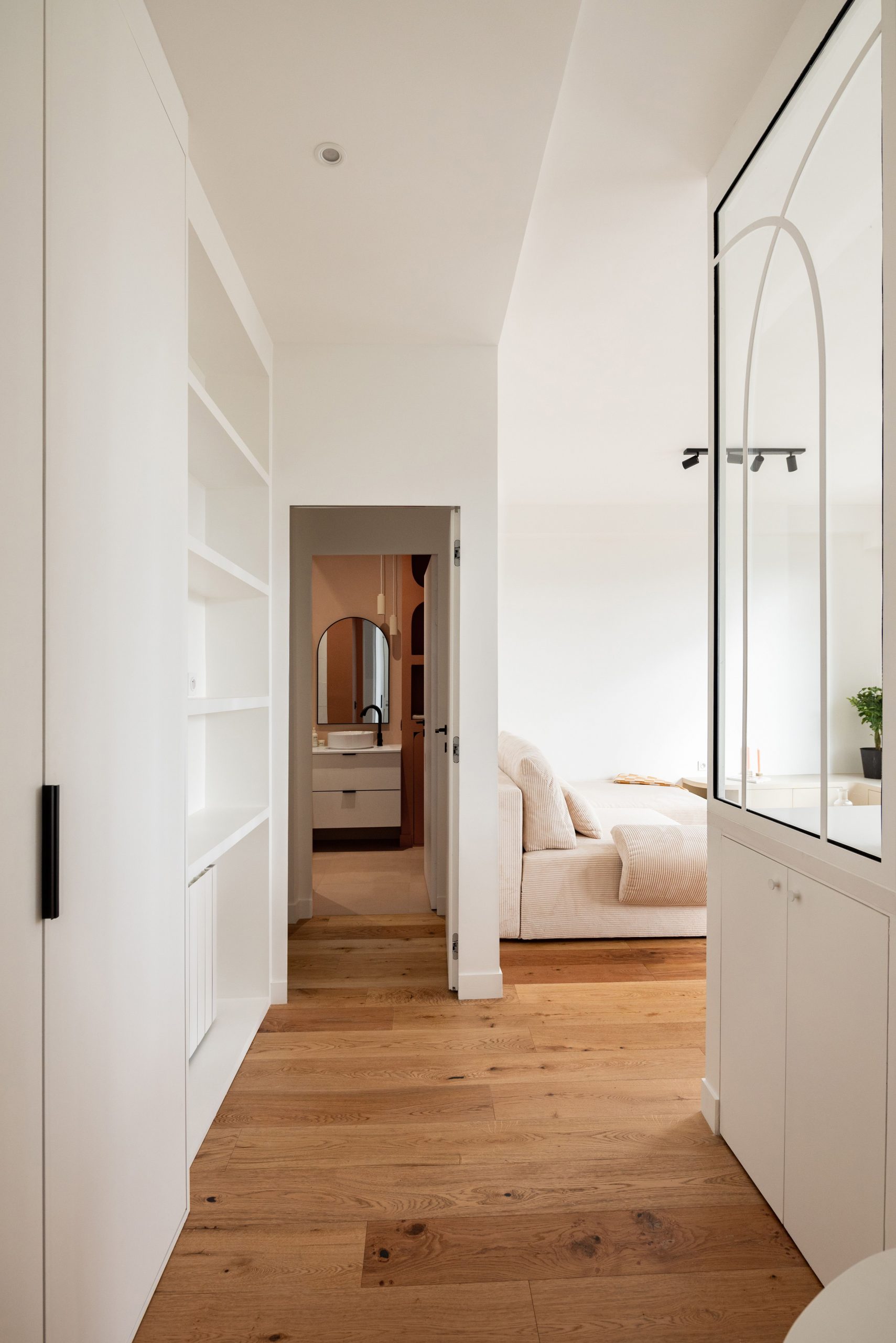 entrée avec banc et verrière blanche appartement 45m2 Paris