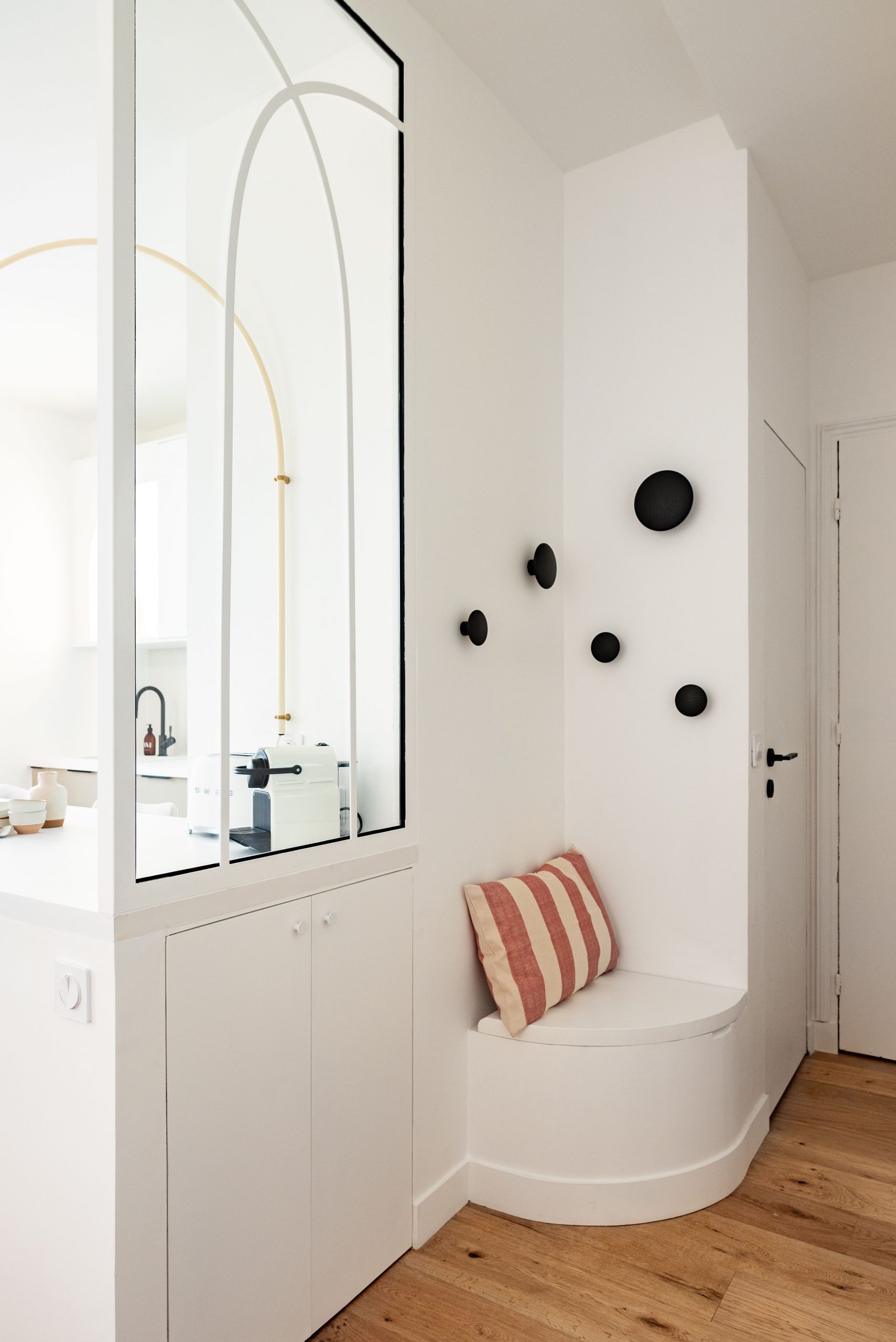entrée avec banc et verrière blanche appartement 45m2 Paris