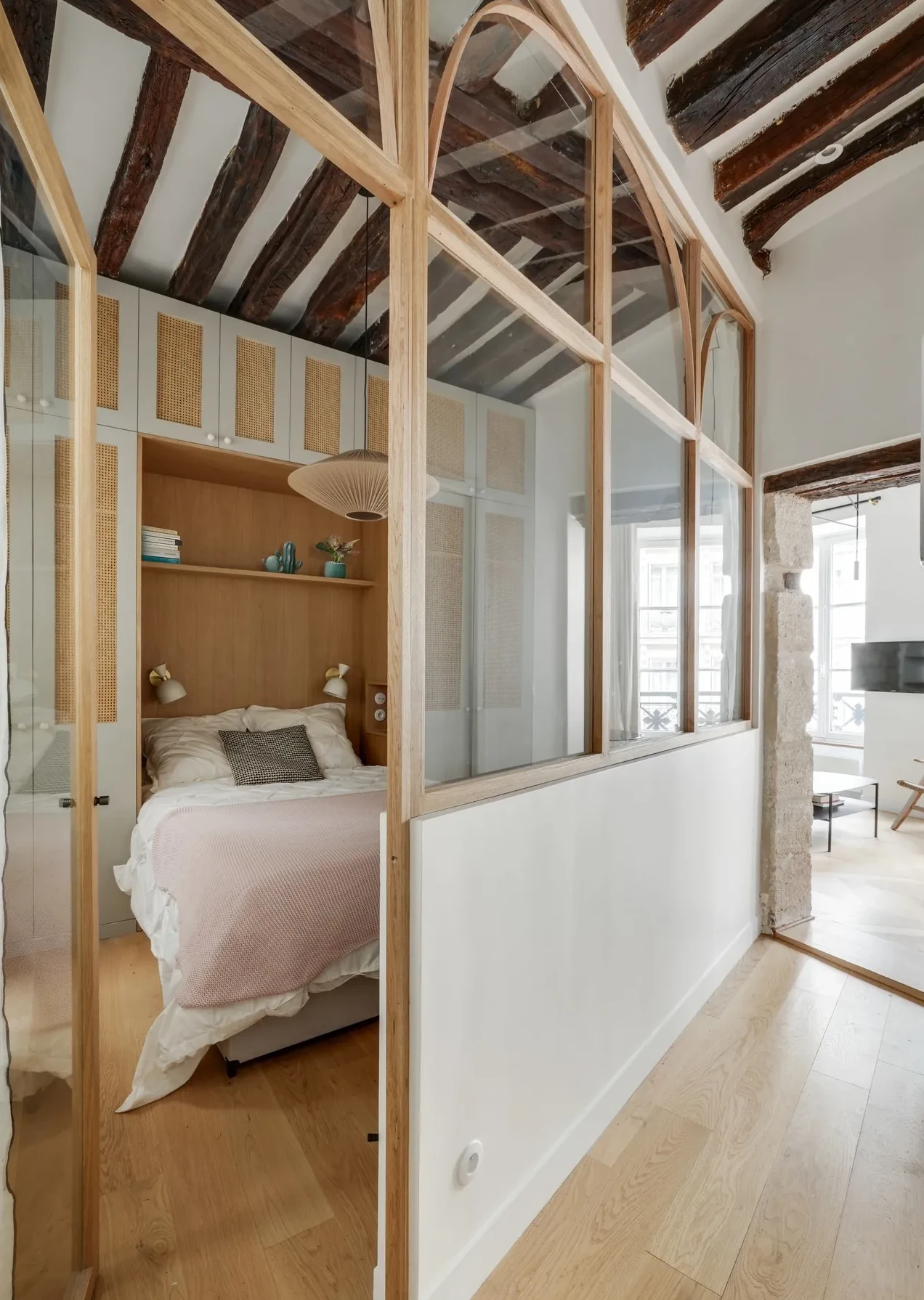 chambre avec poutres et verrière bois appartement 35m2 Paris chambre avec poutres et verrière bois appartement 35m2 Paris