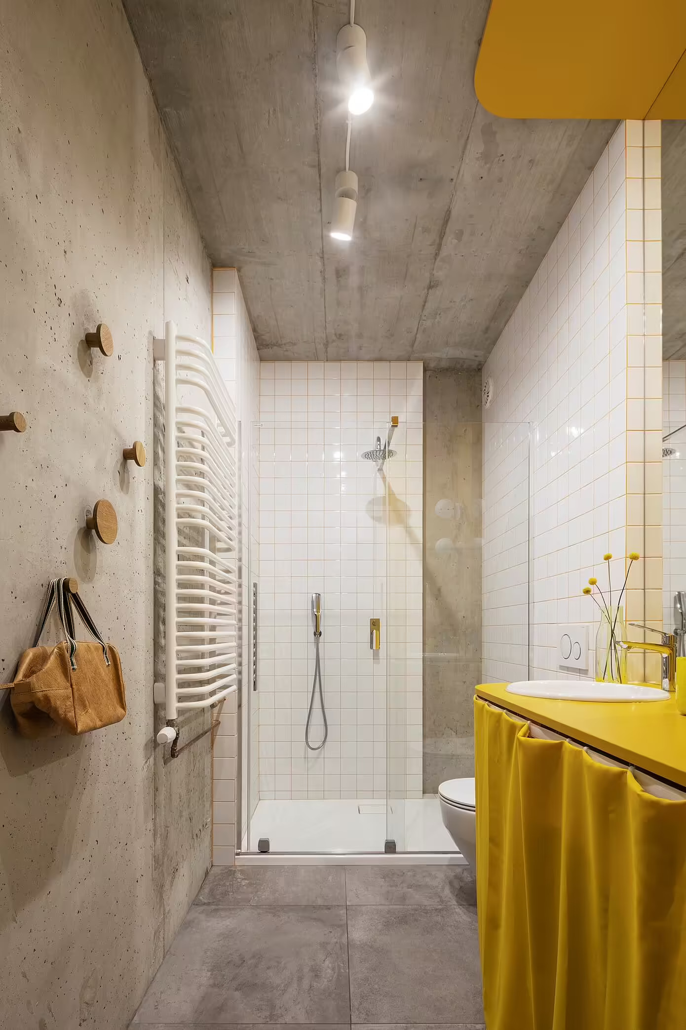 salle de bain béton et jaune salle de bain béton et jaune