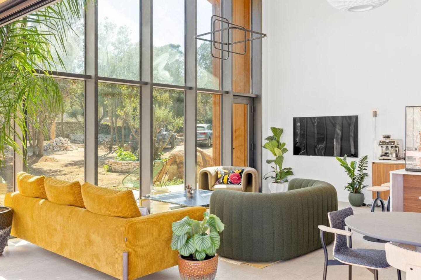 salon maison contemporaine en Corse avec pignon vitré