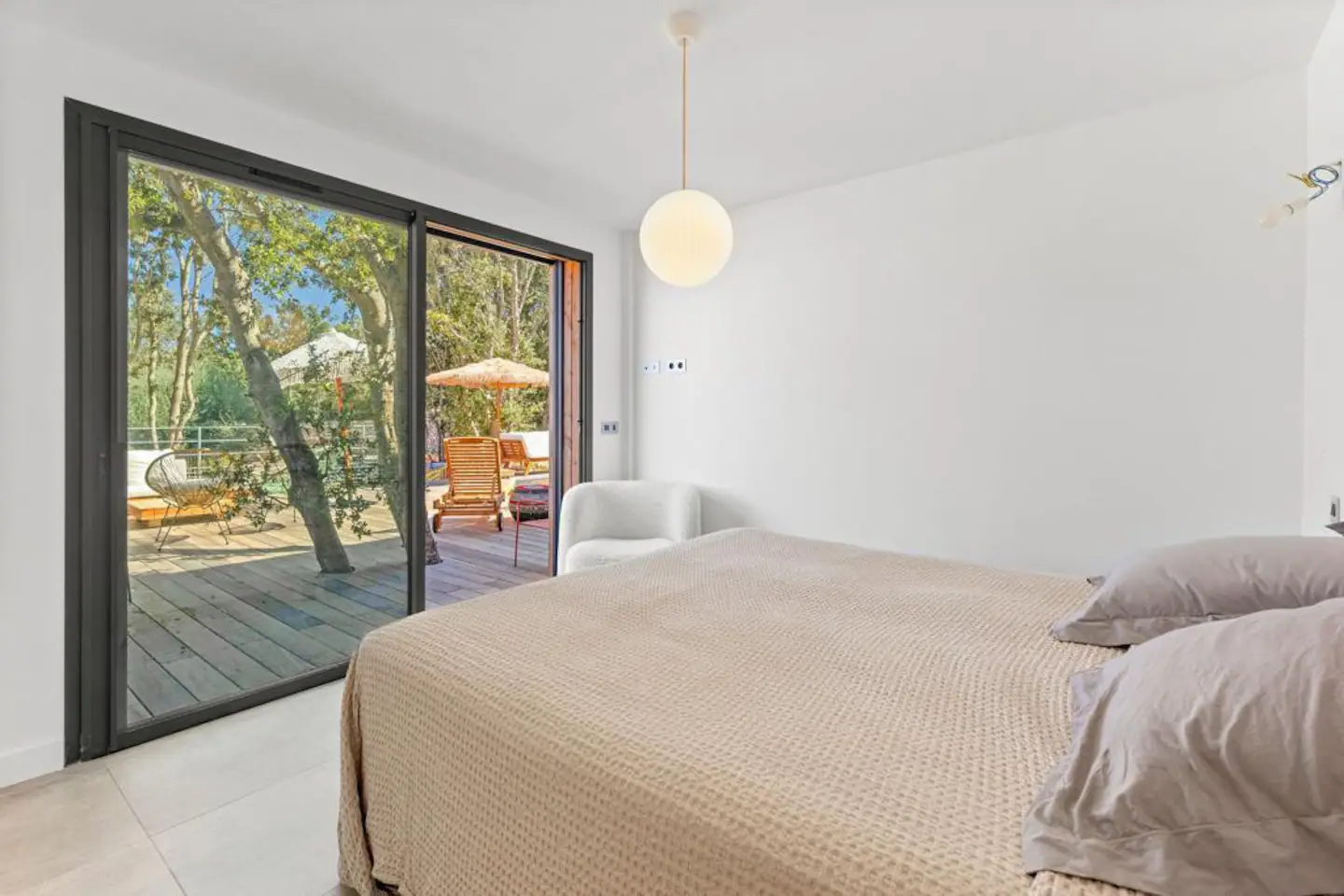 chambre avec baie vitrée