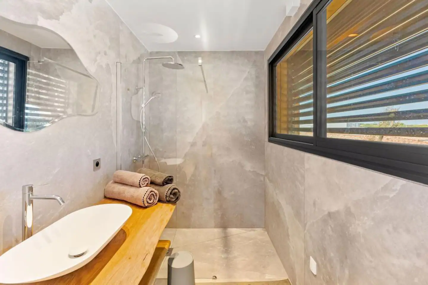 salle de bain grise béton et bois