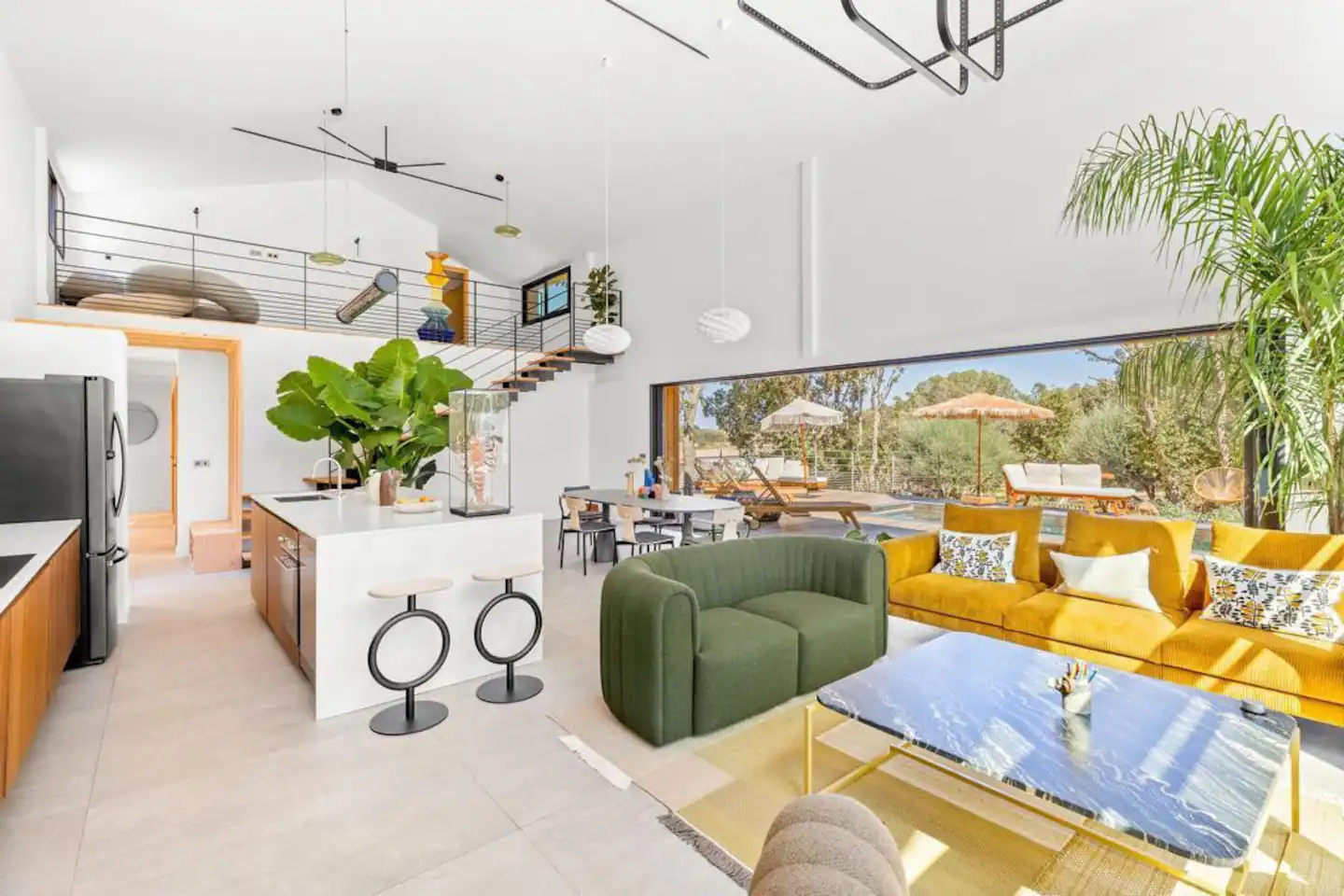 salon maison contemporaine en Corse avec cuisine ouverte