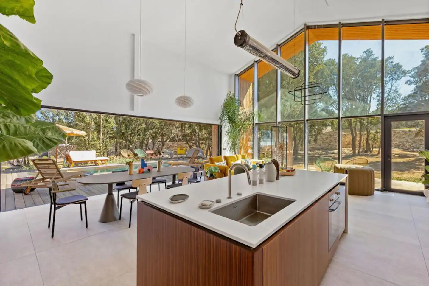 salon maison contemporaine en Corse avec pignon vitré