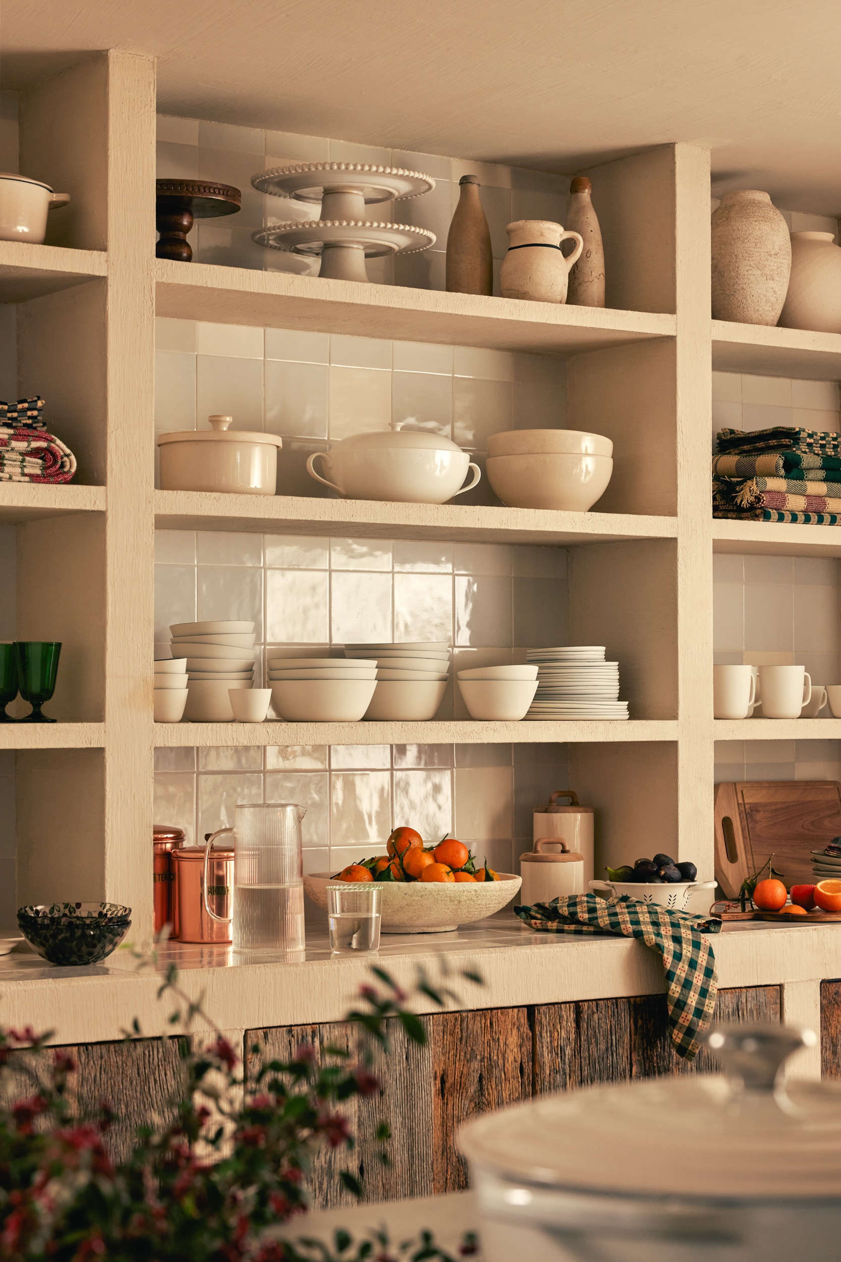 étagères ouvertes cuisine rustique