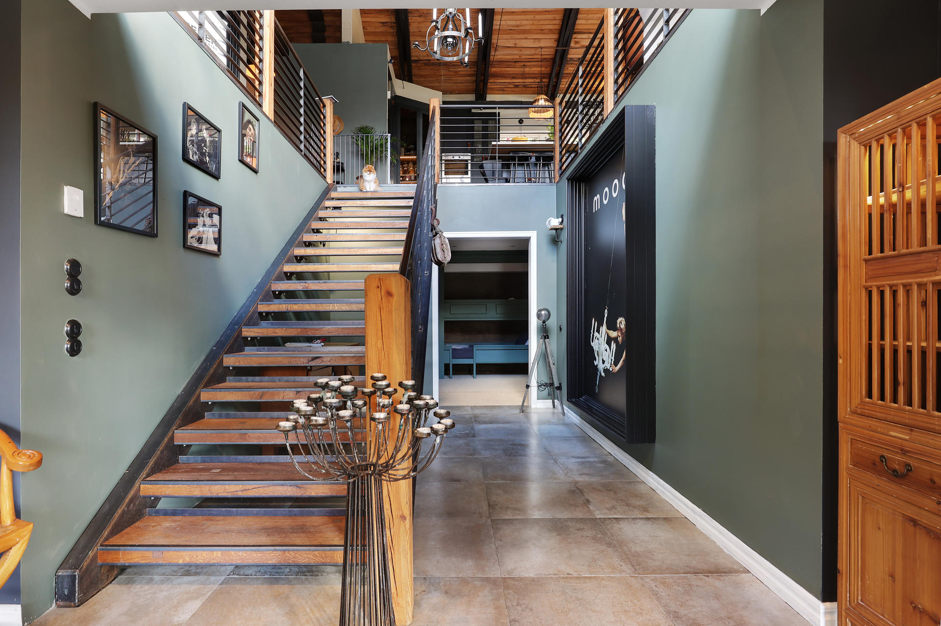 entrée maison en bois avec escalier bois et acier