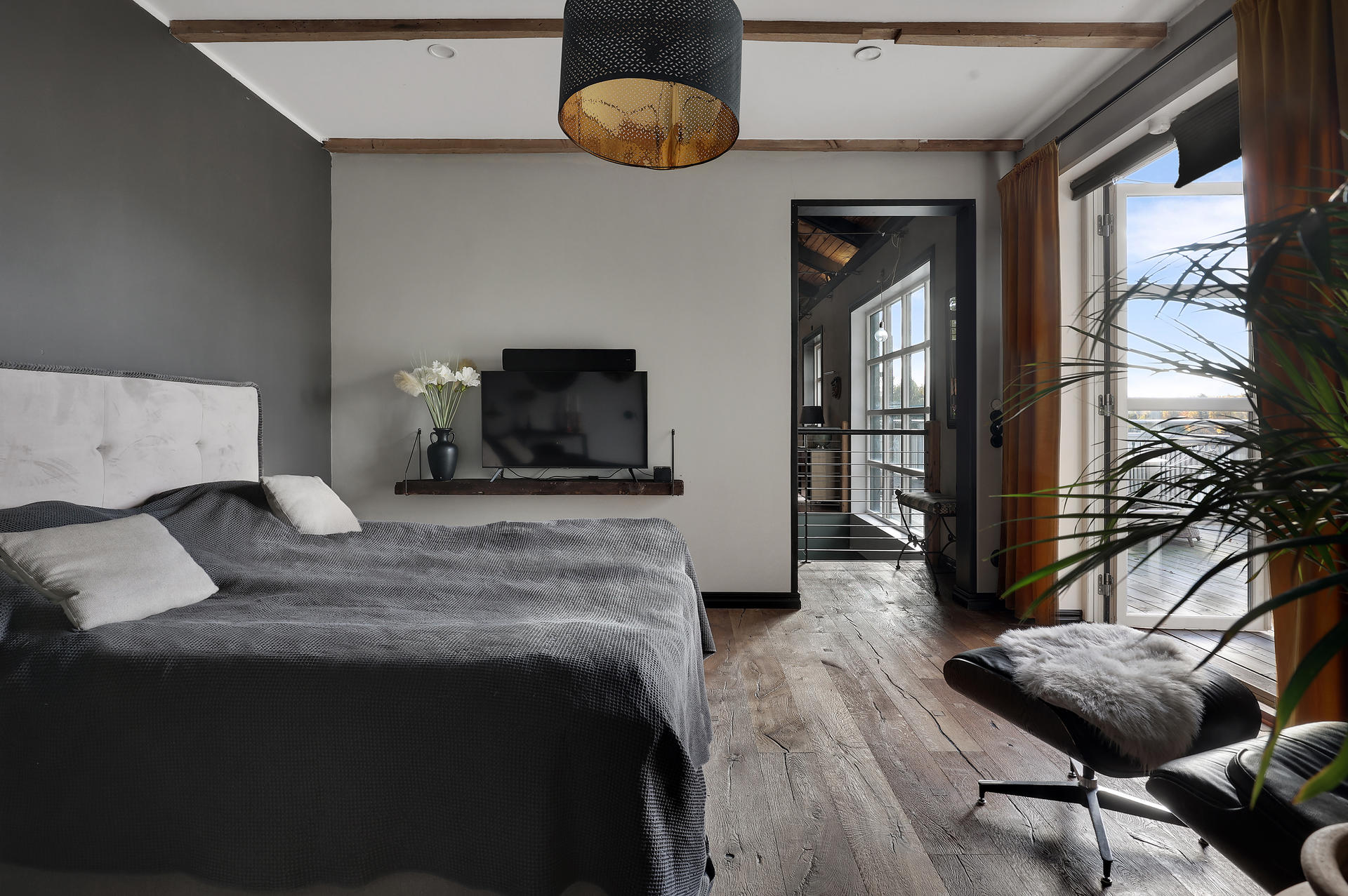 chambre grise maison en bois