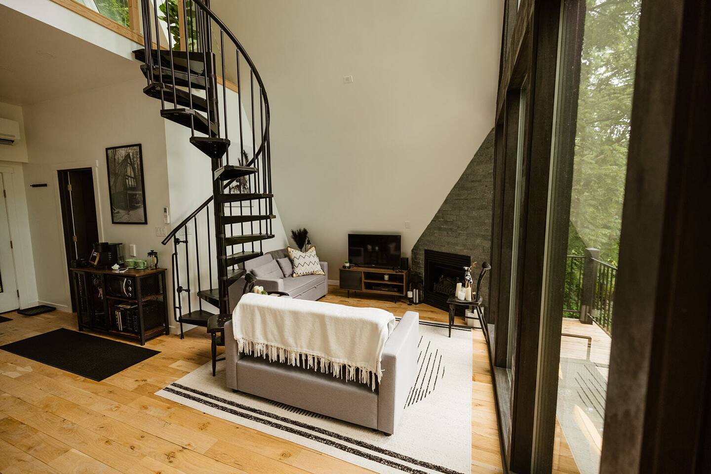 salon avec escalier en colimaçon salon avec escalier en colimaçon