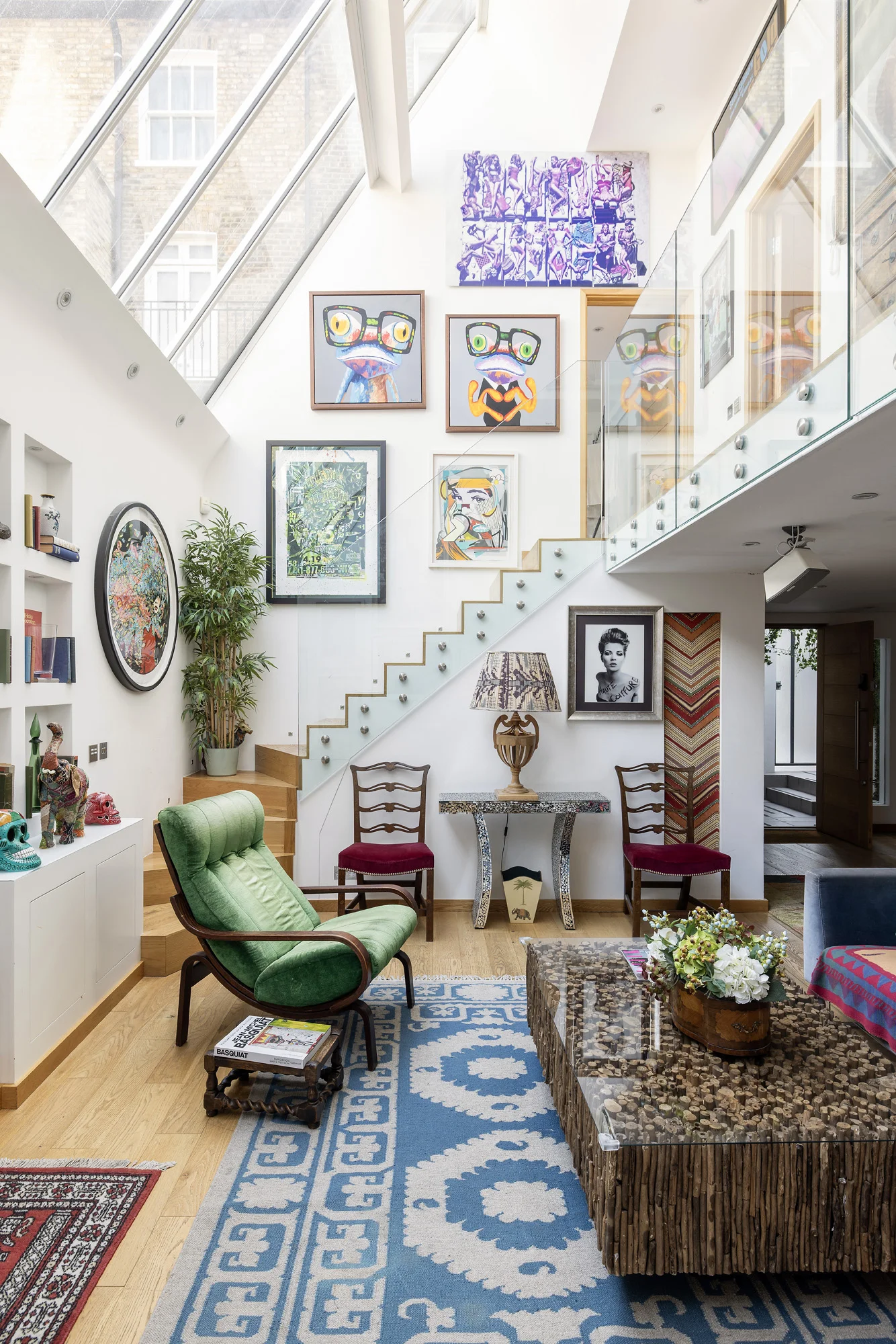 salon maison de ville avec verrière zénithale décoration contemporaine colorée