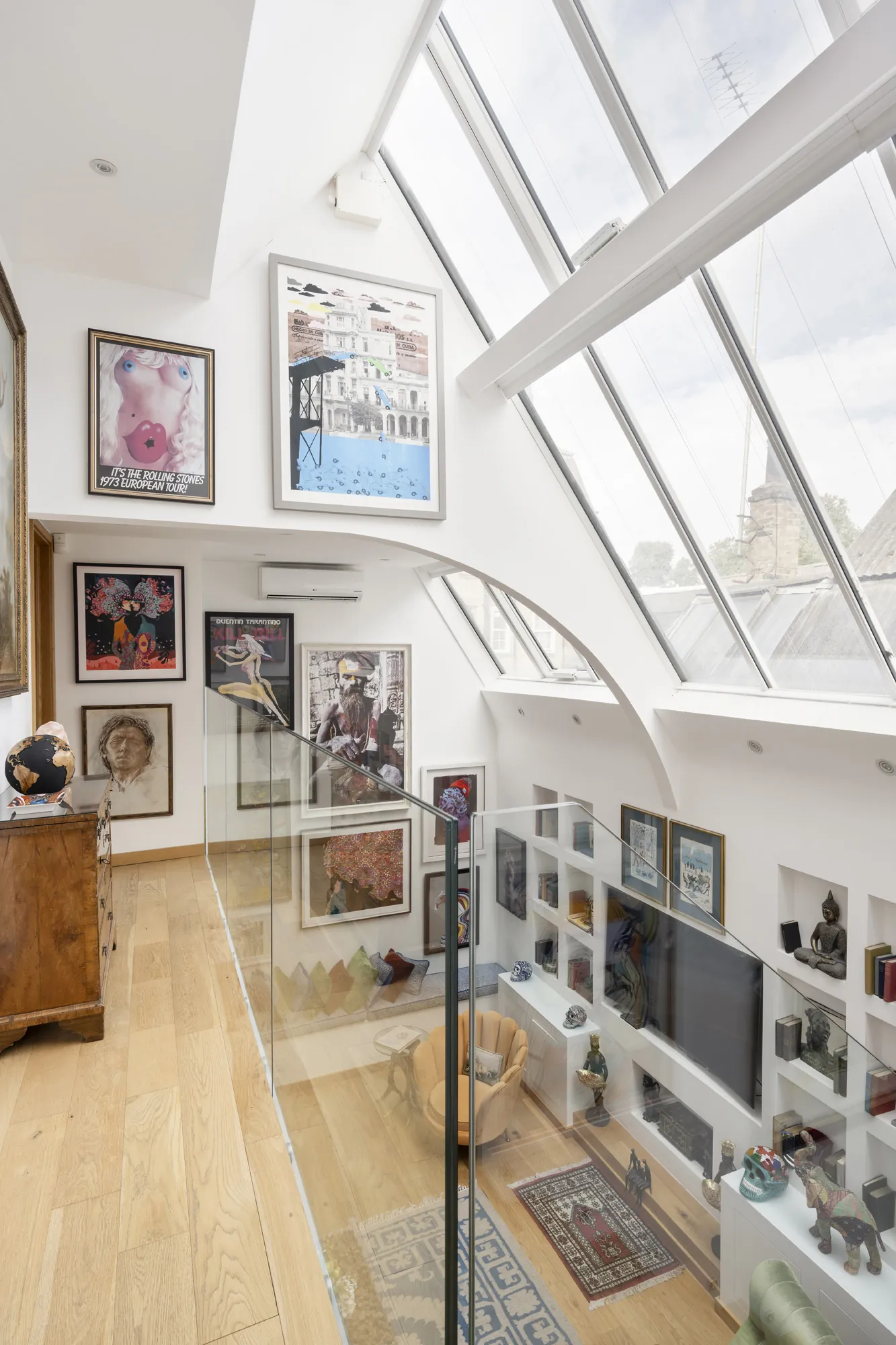 salon maison de ville avec verrière zénithale décoration contemporaine colorée