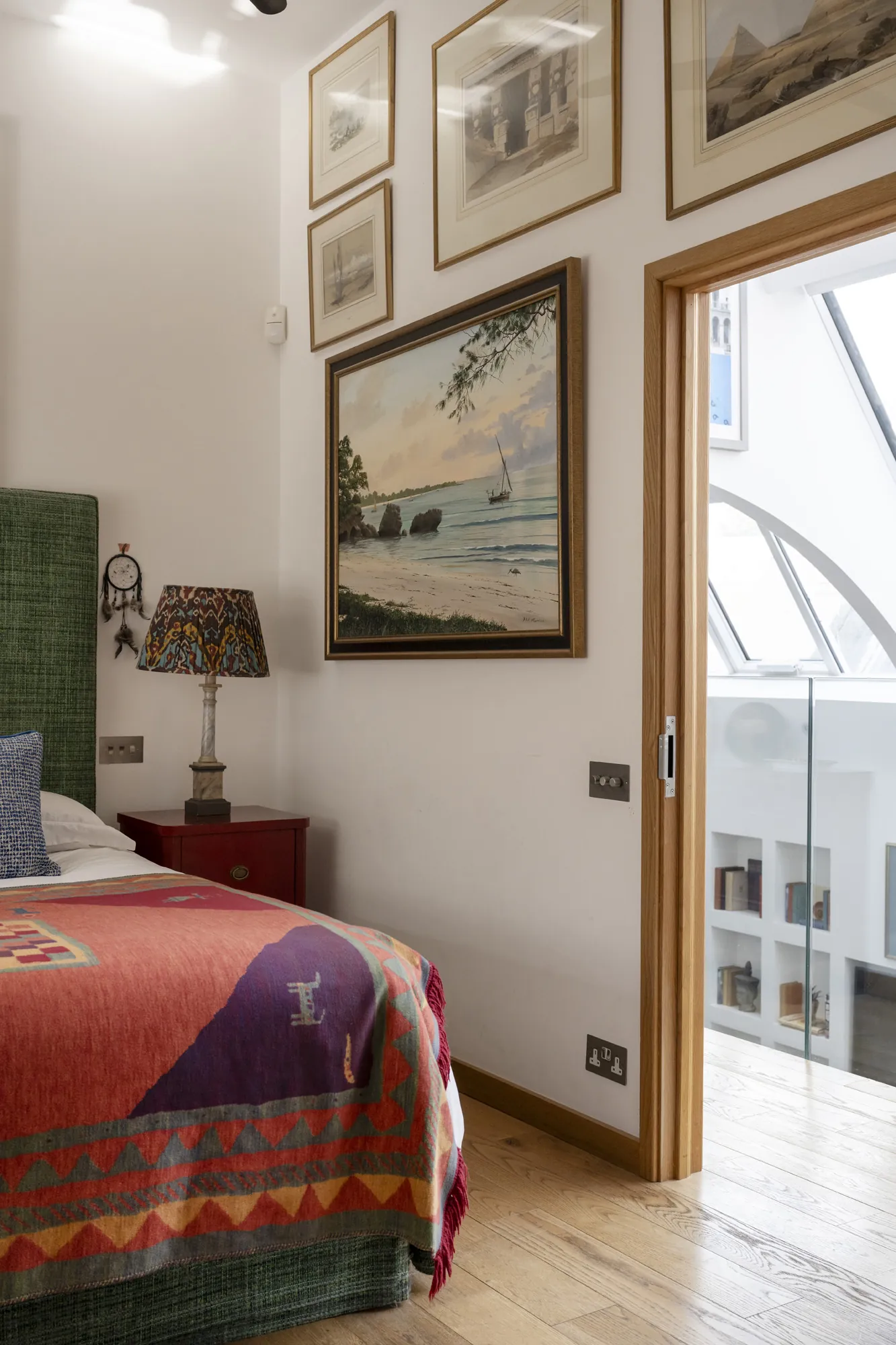 chambre avec mur de tableaux