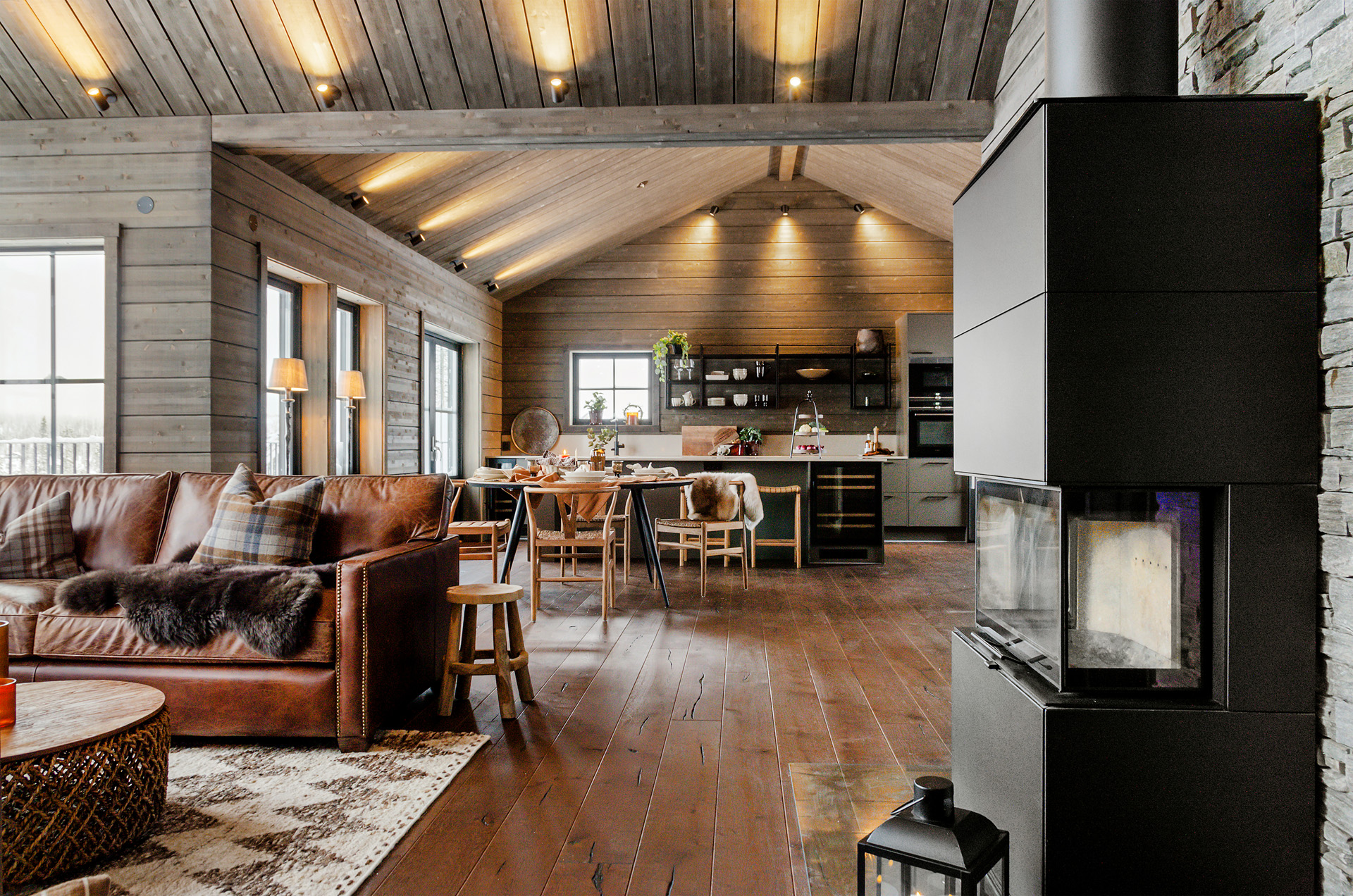 salon avec cheminée décoration chalet