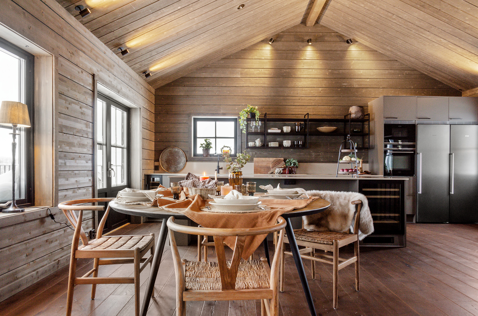 salle à manger avec cuisine ouverte décoration chalet