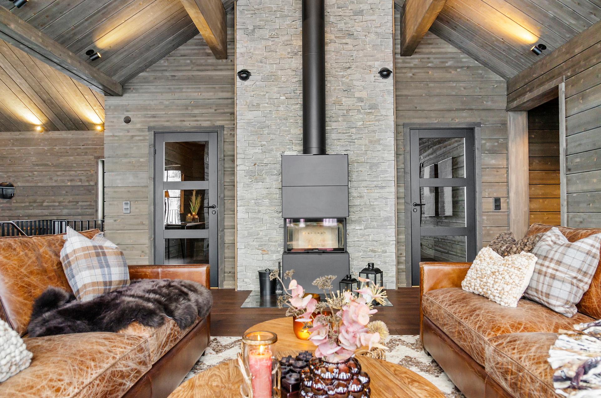 salon avec cheminée décoration chalet